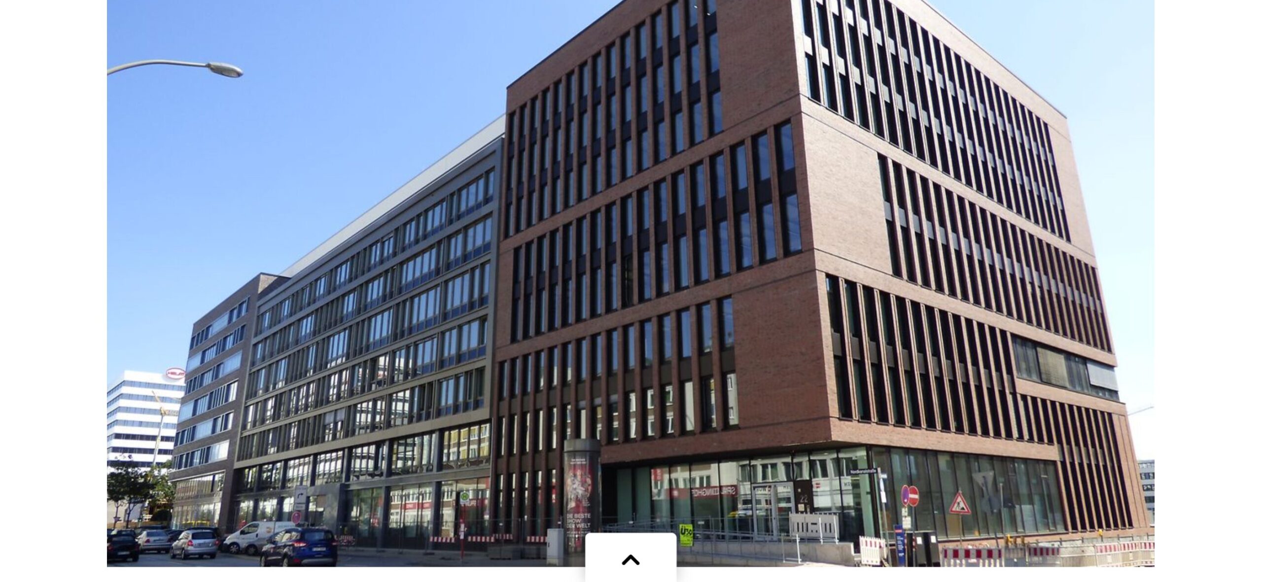 Verwaltungsgebäude haben in der Regel sehr viele Fenster durch die bei Sonnenschein oder auch nur klarem blauen Himmel 120.000 Lux entstehen. Der Bildschirm hat in der Regel ca 500 Lux.
Das kann das menschliche Auge nicht verarbeiten und es können gesundheitliche Schäden neben Unwohlsein entstehen.
Das muß nicht sein!